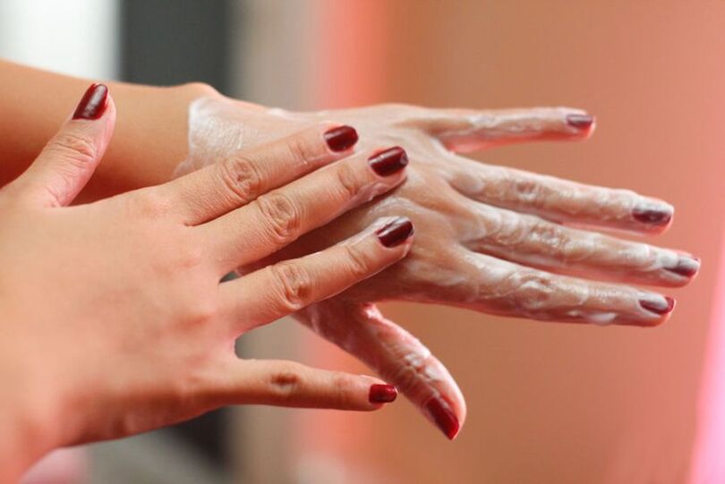 kreemi kandmine kätele naha noorendamiseks